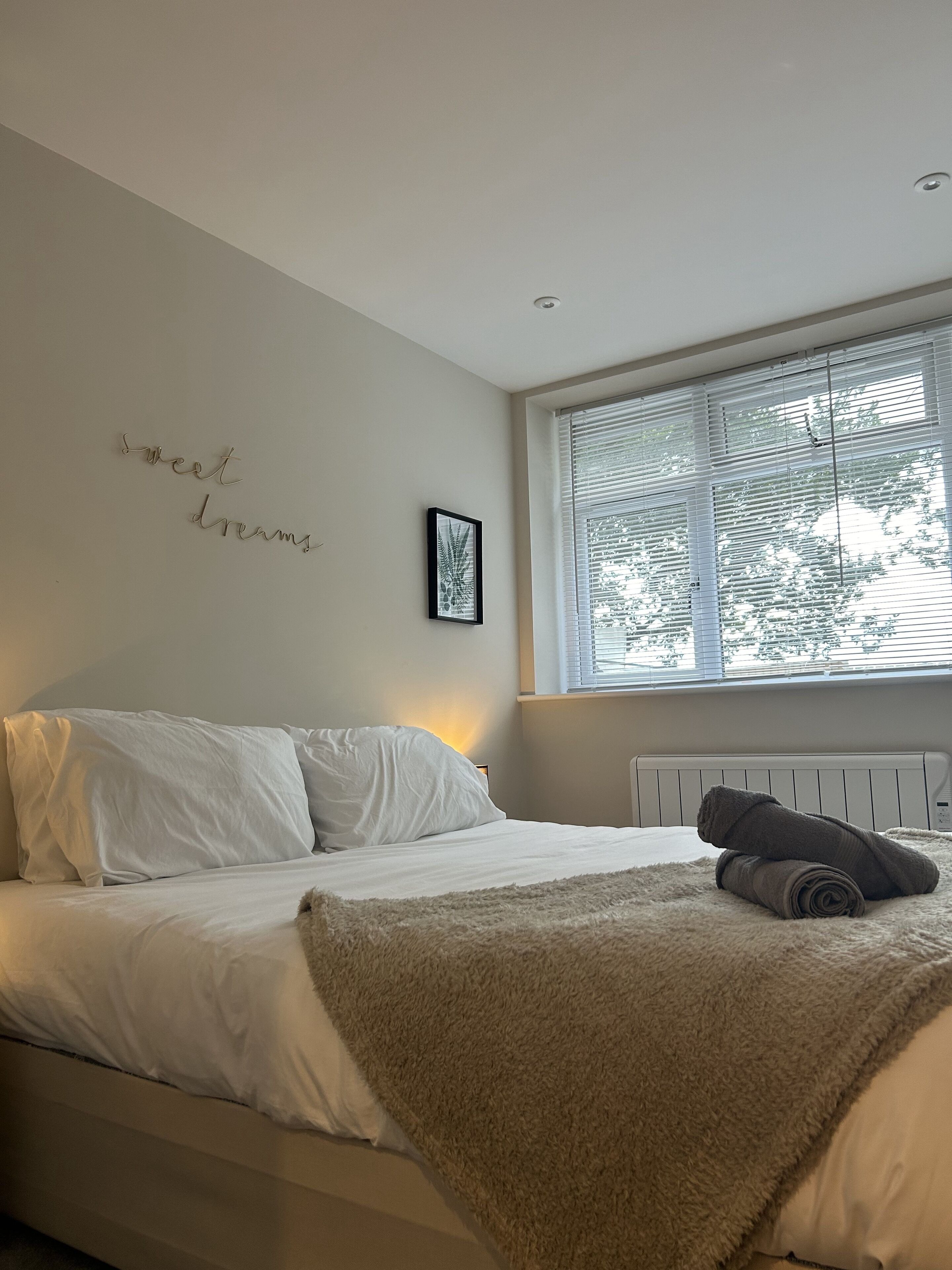 Iron/ironing board, WiFi, bed sheets