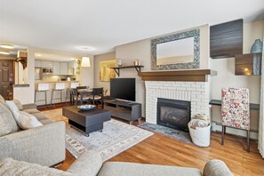 Televisión y chimenea