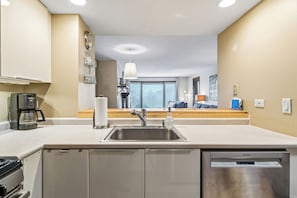 Refrigerador, microondas, parrilla de estufa y lavavajillas