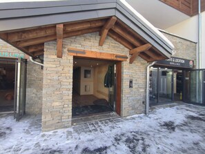 Exterior detail - Parenthèses A12 by Avecoeur (Huez)