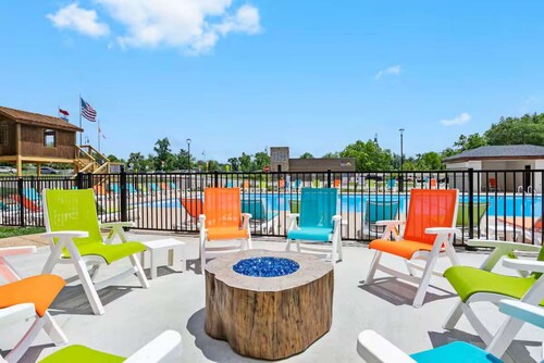 Branson Modern Luxury Haven •Heated Pool •Stylish 2BR •Walk to Branson Landing