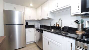 Refrigerador, microondas, horno y lavavajillas