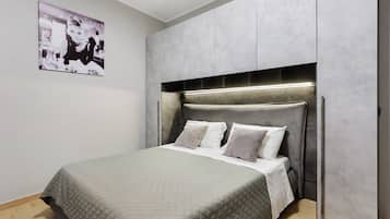 Tabla de planchar con plancha, wifi y ropa de cama