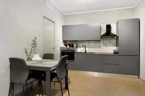 Een koelkast, een oven, een kookplaat, een vaatwasser