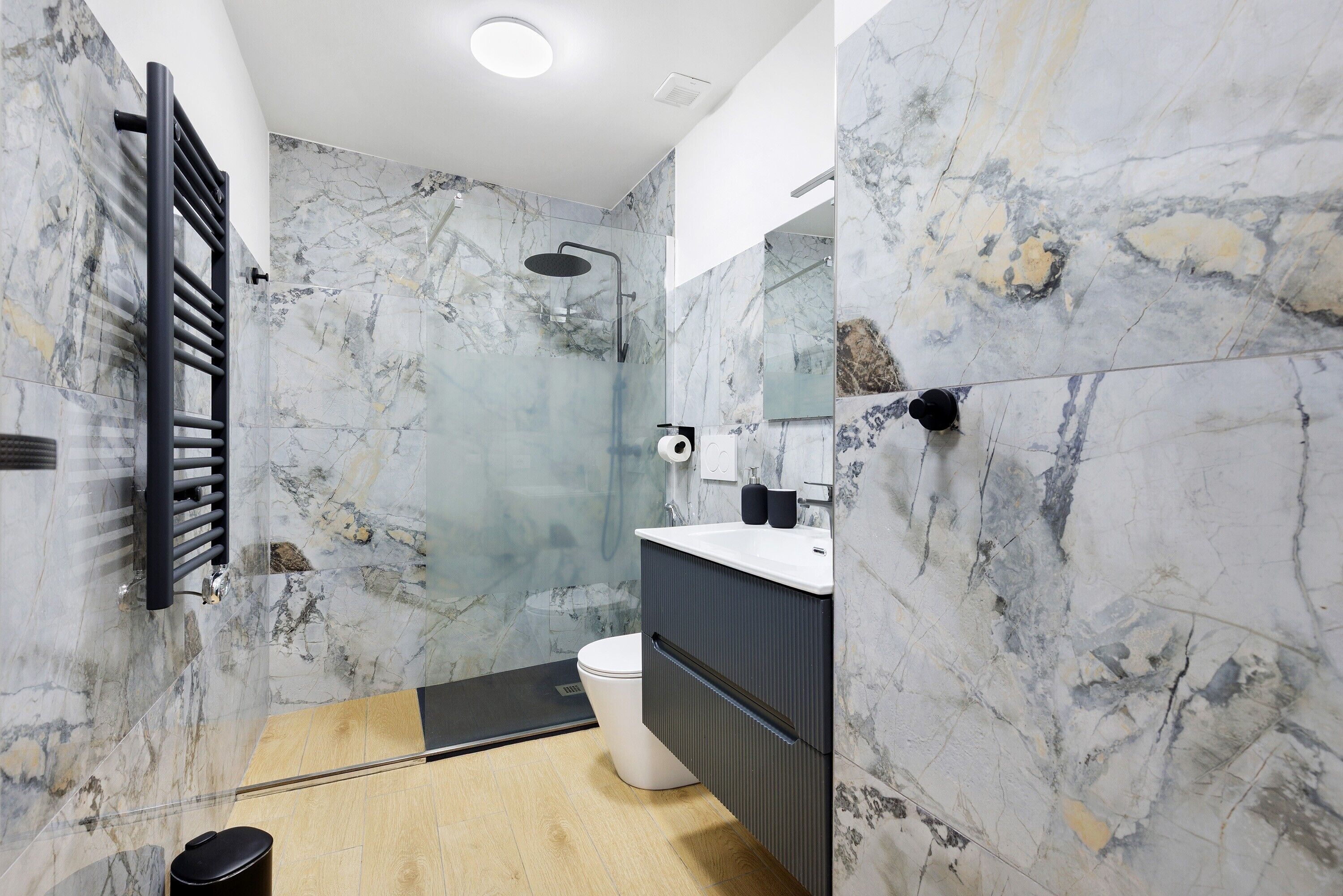 淋浴设施、吹风机、毛巾