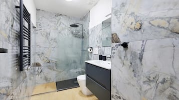 Ducha, secador de pelo, toallas