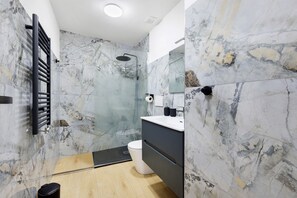 Dusj, hårføner og håndklær