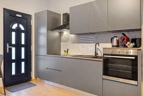 Kjøleskap, ovn, kokeplater og oppvaskmaskin