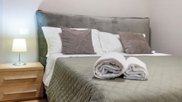 Tabla de planchar con plancha, wifi y ropa de cama