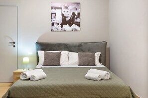 Een strijkplank/strijkijzer, wifi, beddengoed