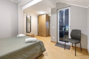 Een strijkplank/strijkijzer, wifi, beddengoed