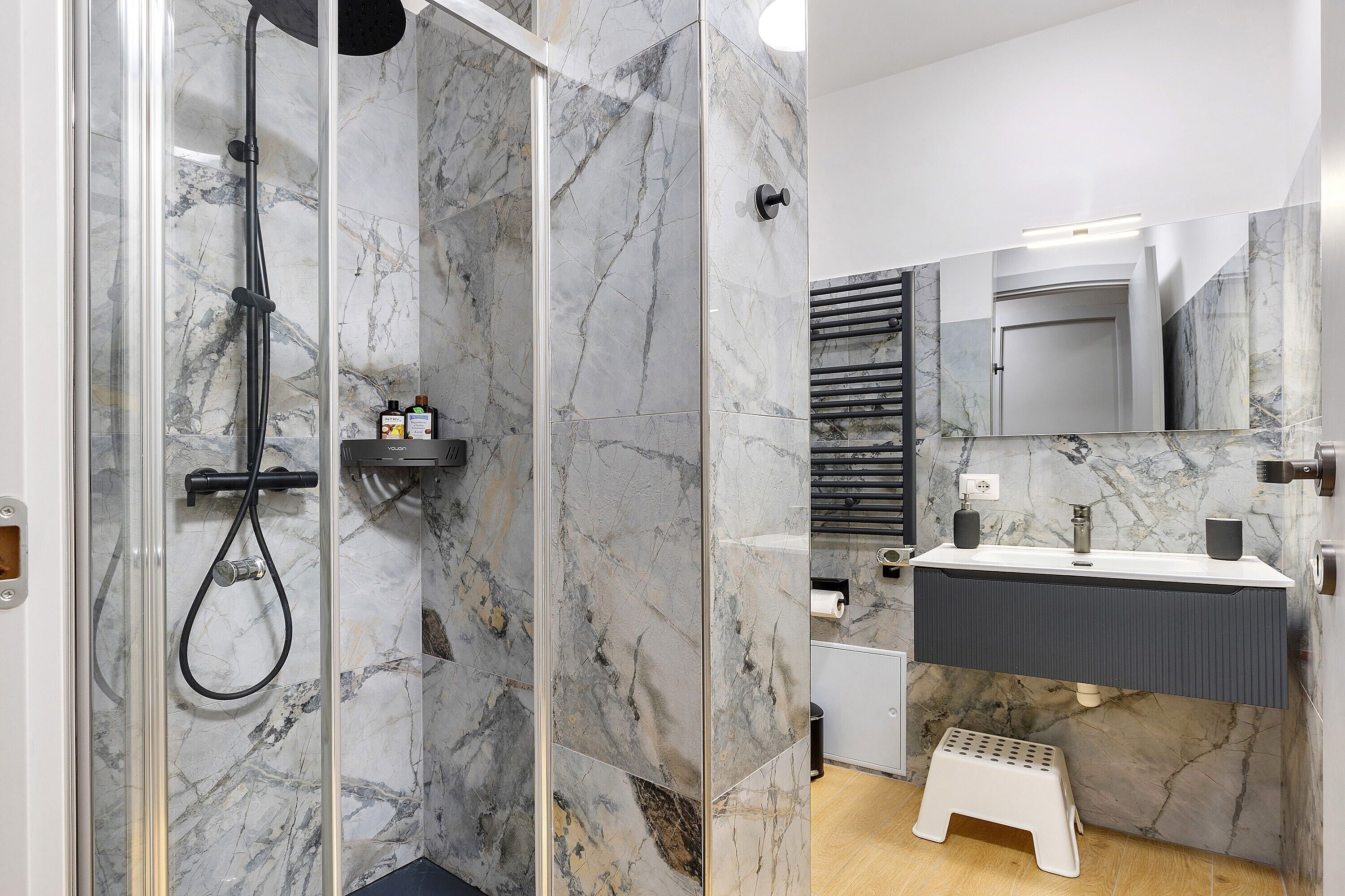 Shower, hair dryer, towels