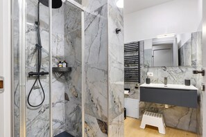 Ducha, secador de pelo, toallas