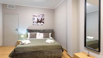 Tabla de planchar con plancha, wifi y ropa de cama