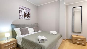 Tabla de planchar con plancha, wifi y ropa de cama