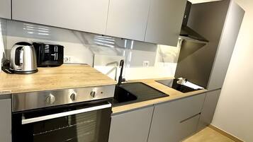 Kylskåp, ugn, spishäll och diskmaskin