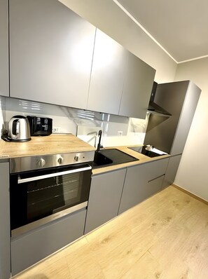 Kühlschrank, Ofen, Herdplatte, Geschirrspüler