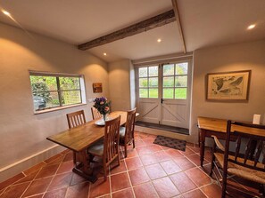 Dining - Period Cotswold Cottage in Laverton village, ideal for walking the Coyswold Way (Laverton, Broadway)
