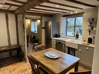 Cosey Cotswold Cottage in Laverton Village, ideal base for exploring and walking