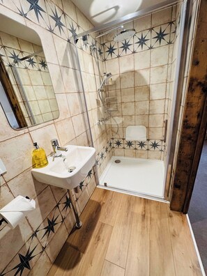 Shower, hair dryer, towels, soap - Period Cotswold Cottage in Laverton village, ideal for walking the Coyswold Way (Laverton, Broadway)