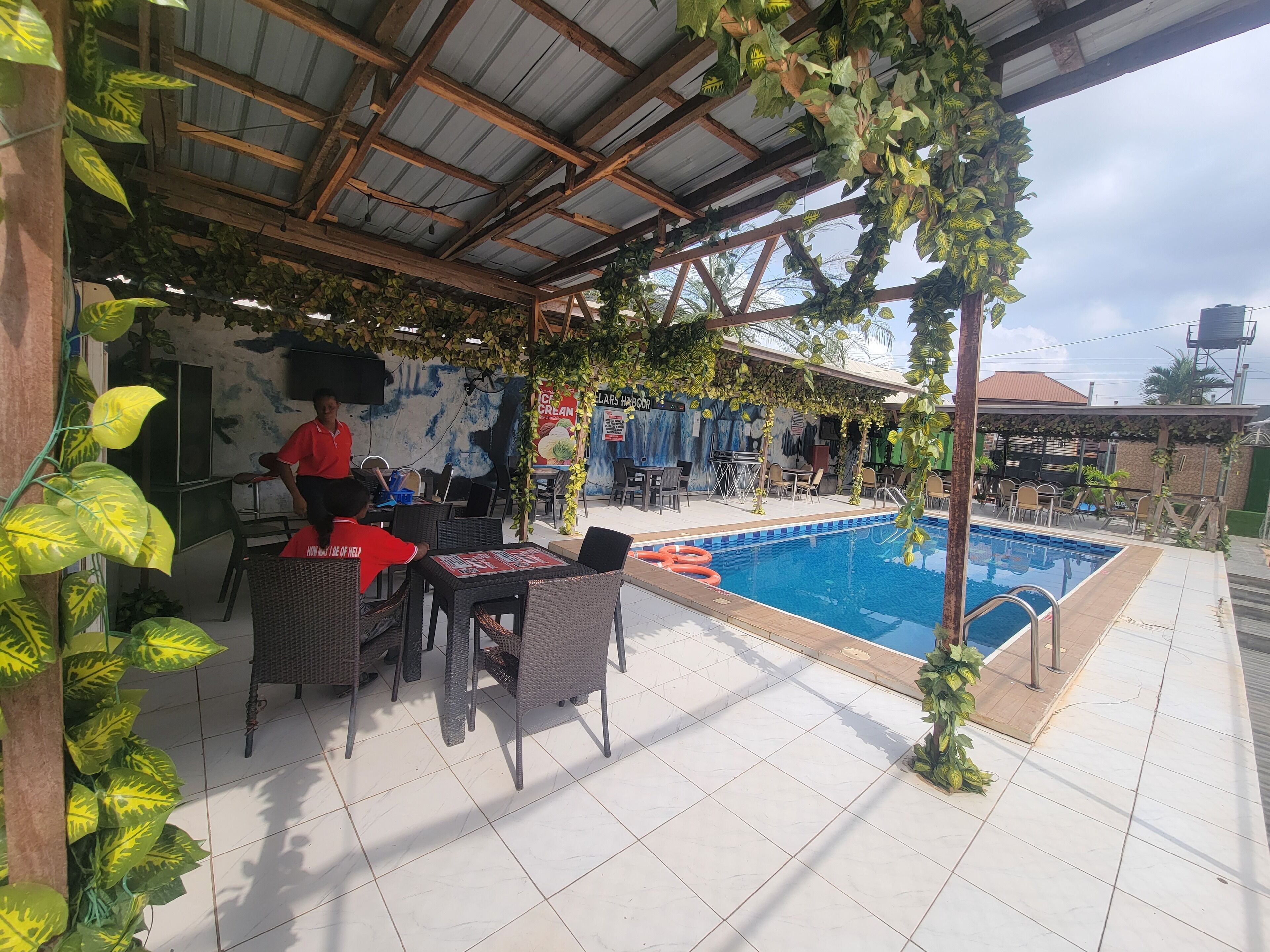 Una piscina al aire libre