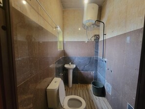 Standard Room | Bathroom | Shower, free toiletries, towels, soap - Canada World Hotel (Benin City)