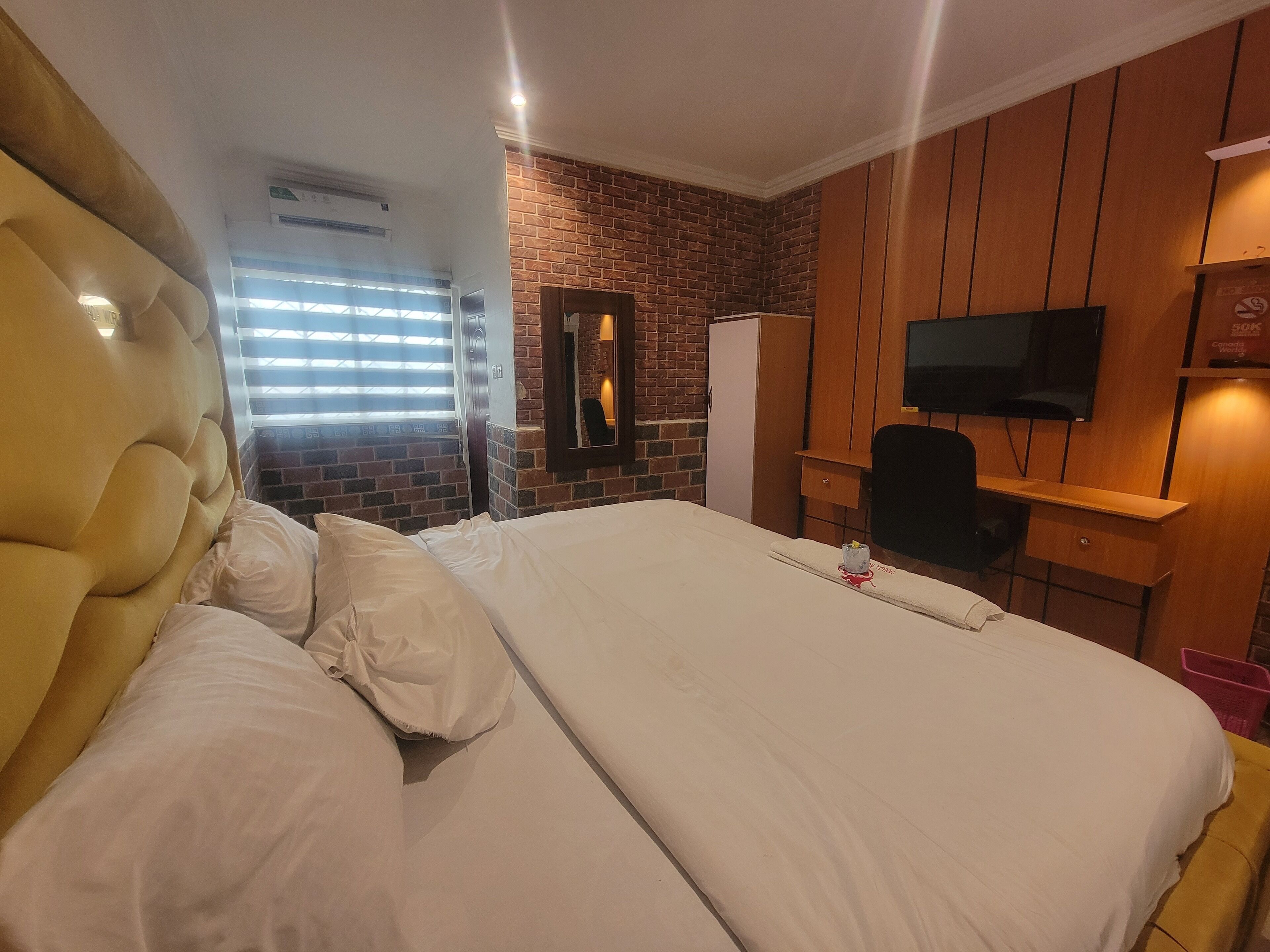 Escritorio, espacio para trabajar con laptop y wifi gratis 