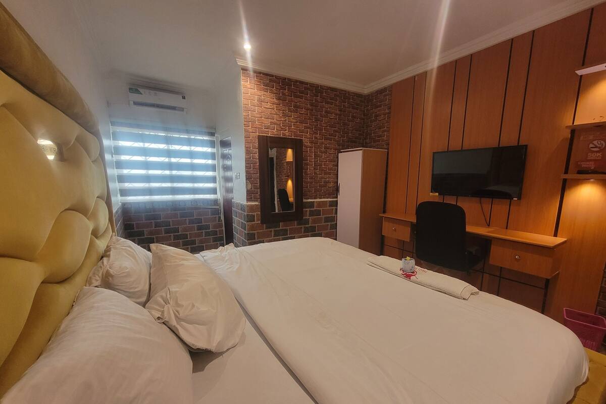 مكتب ومساحة عمل للكمبيوتر المحمول وواي فاي مجانًا