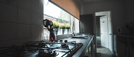 冷蔵庫、電子レンジ、オーブン、コンロ