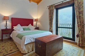 Tabla de planchar con plancha, wifi y ropa de cama 