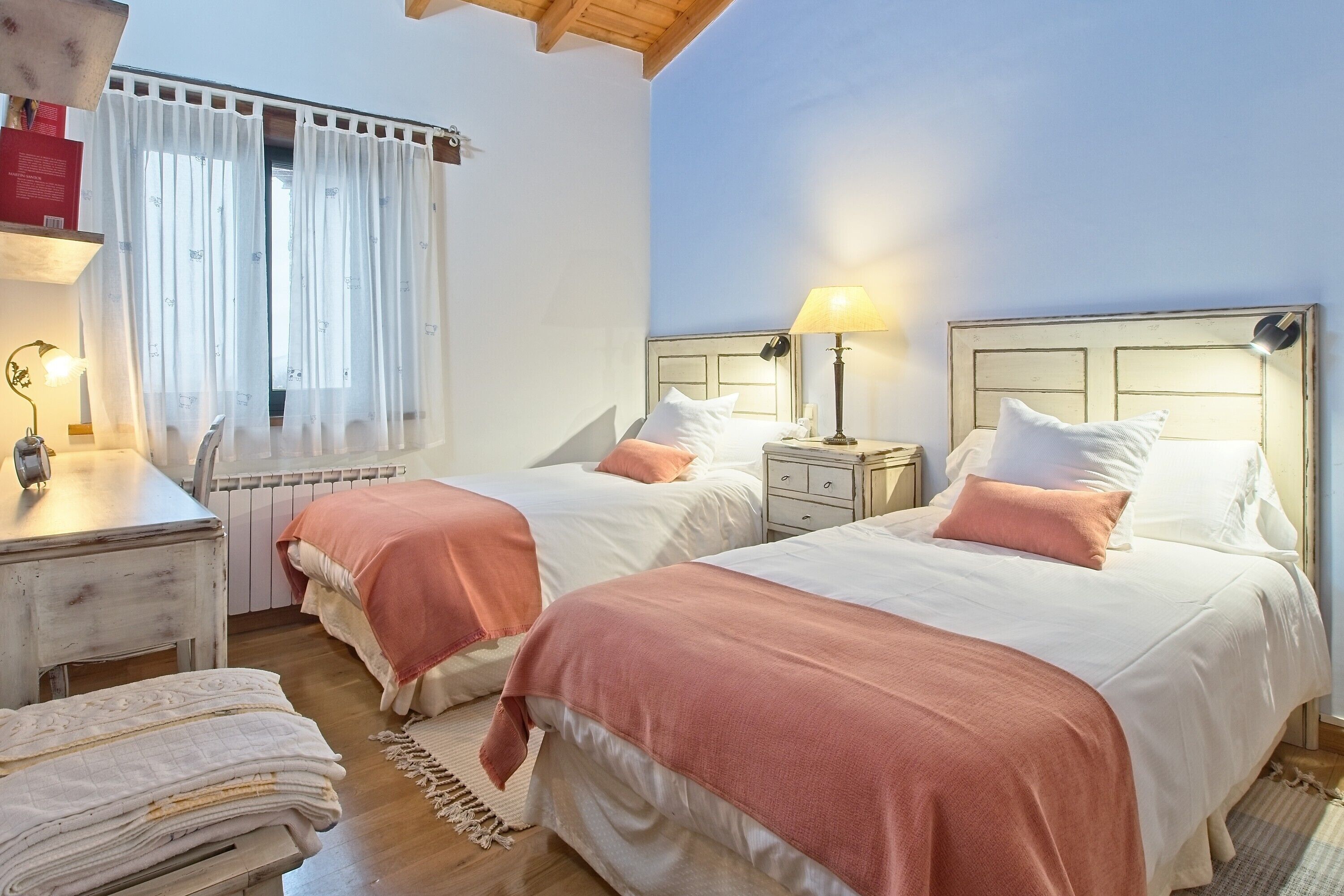 Een strijkplank/strijkijzer, wifi, beddengoed