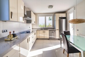 Fridge, dishwasher - New Villa Noa 5 Bedrooms Private Ibiza Escape in Jesús (Santa Eulalia del Riu)
