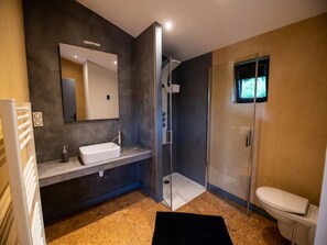 House | Bathroom - Mountain-view Eco-friendly Cottage (Marcoux)