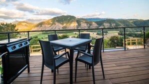 Balcony - Mountain-view Eco-friendly Cottage (Marcoux)