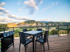 House | Balcony - Mountain-view Eco-friendly Cottage (Marcoux)