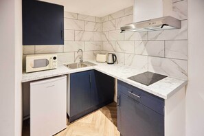 Fridge, microwave, oven, electric kettle - Host & Stay | Emporium Basement Apartment (Nottingham)