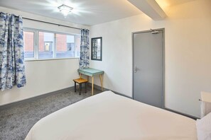 2 bedrooms, iron/ironing board, bed sheets - Host & Stay | Emporium Apartment B (Nottingham)