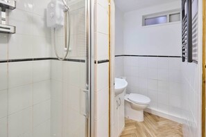Shower, towels - Host & Stay | Emporium Ground Floor Apartment (Nottingham)