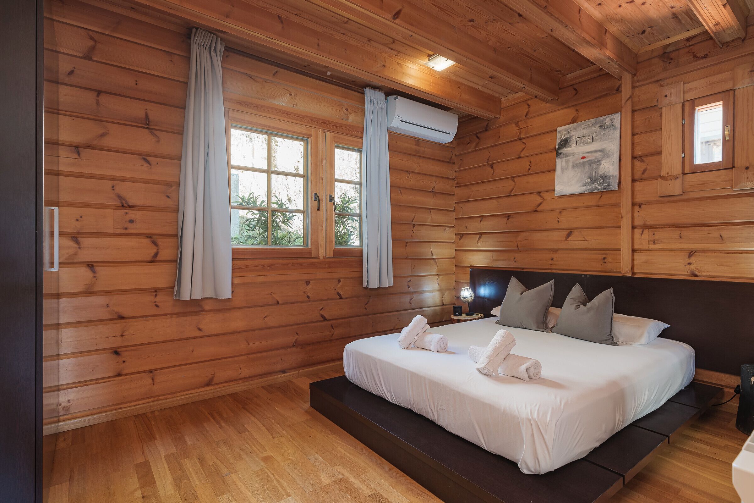 Een strijkplank/strijkijzer, wifi, beddengoed