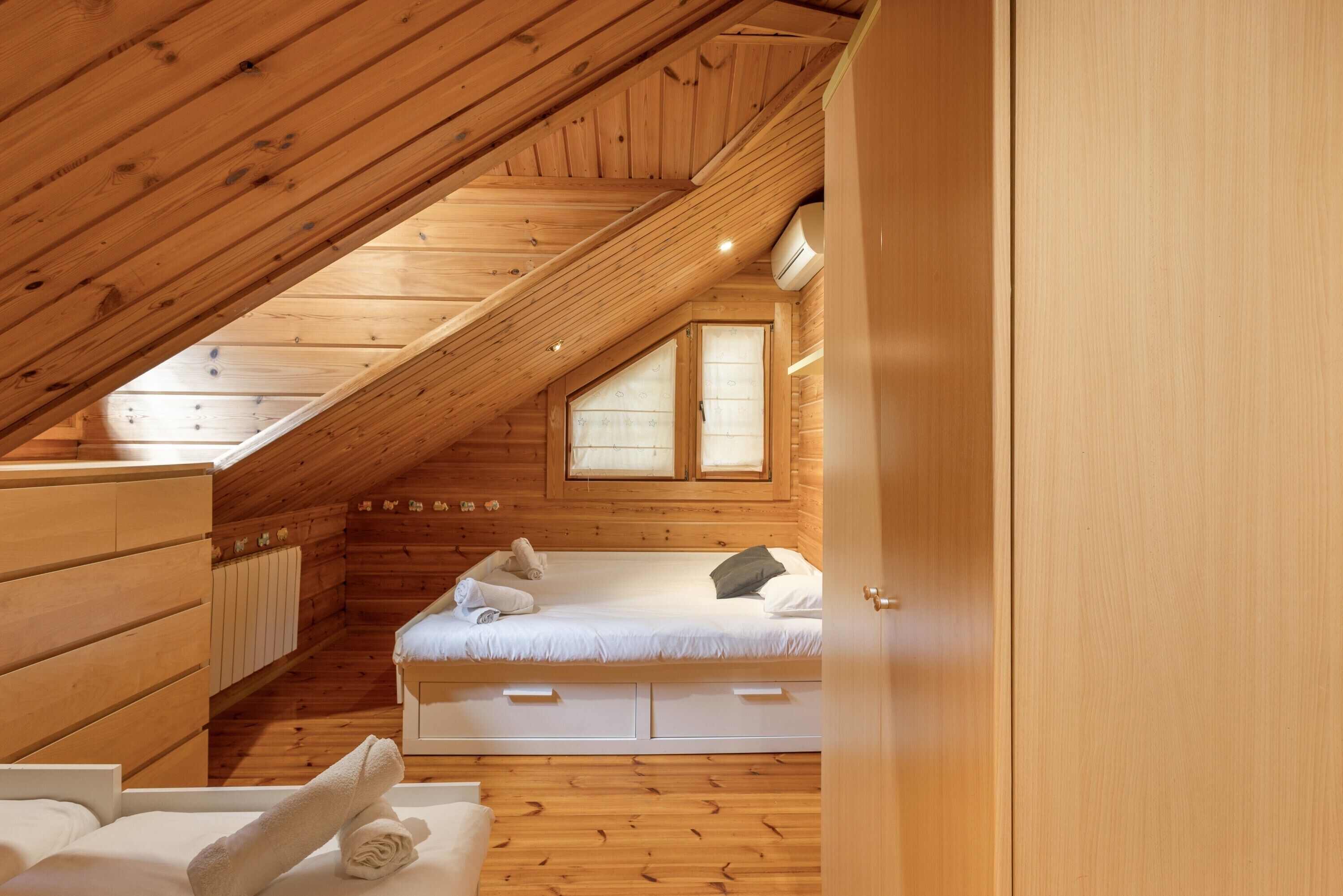 Een strijkplank/strijkijzer, wifi, beddengoed