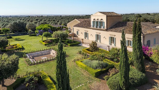 A large building with a garden and a view of the countryside. - Prestigious villa with private pool in Chiaramonte Gulfi - DiCasaInSicilia (Chiaramonte Gulfi)
