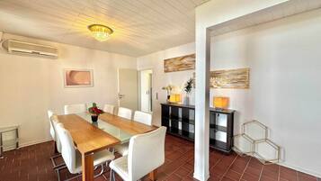 Deluxe Villa, Garden View | Living area