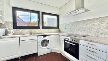 Deluxe Villa, Garden View | Private kitchen