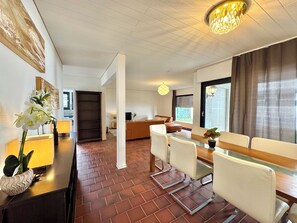 Deluxe Villa, Garden View | Living area - Modern Villa in Heusenstamm (Heusenstamm)