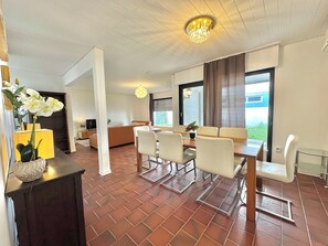 Deluxe Villa, Garden View | Living area