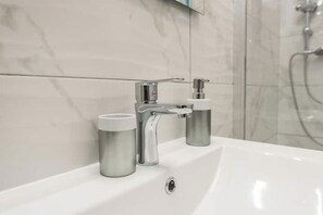 Shower, hair dryer, towels, soap - Villa Jana 2 (Novalja)