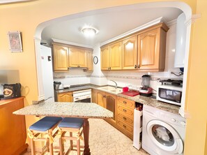 Jääkaappi, mikroaaltouuni, uuni, liesi