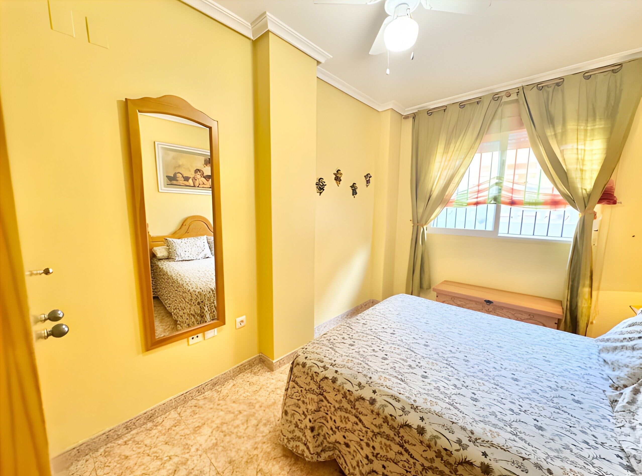 2 habitaciones, tabla de planchar con plancha, wifi y ropa de cama 