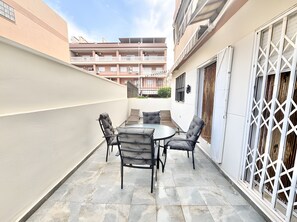 Outdoor dining - Apartment 'Lopimar Aurora' with Shared Pool, Wi-Fi, and Air Conditioning (Valencia)