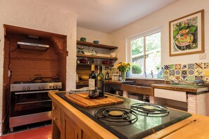 ثلاجة، موقد طهي مسطح، غسالة أطباق، ماكينة لصنع القهوة/الشاي